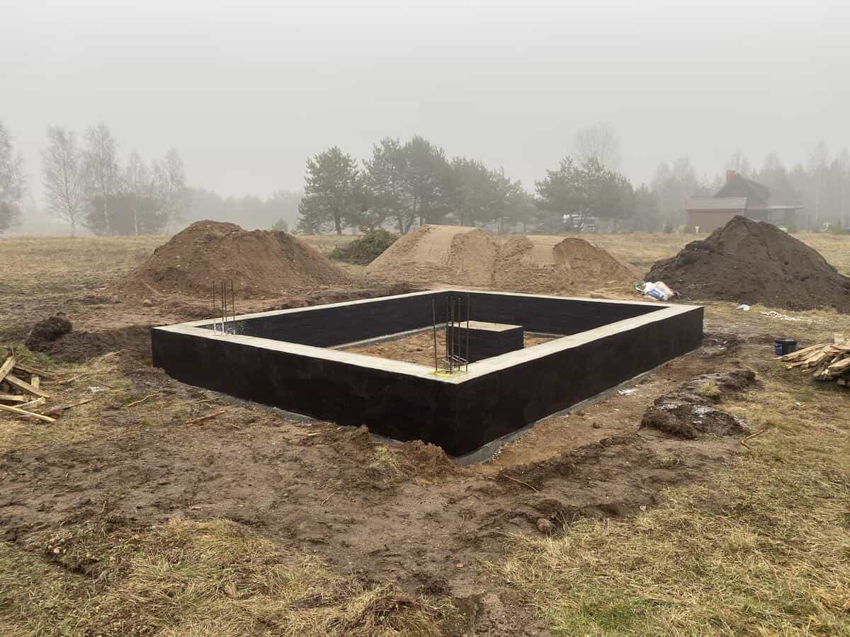 Widok boczny budynku z bloczków z widocznym dachem dwuspadowym