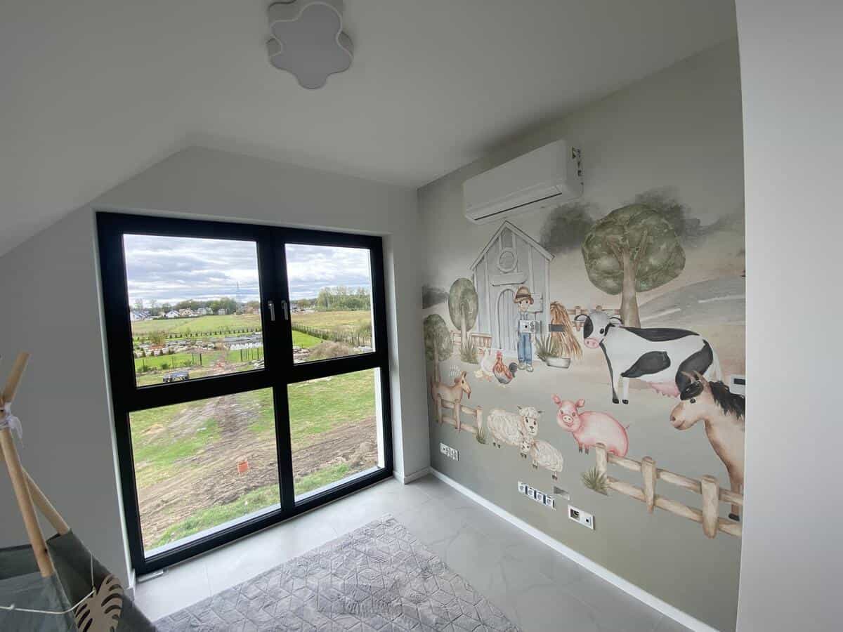 Nowoczesna kuchnia z wyspa i ciemnymi frontami szafek