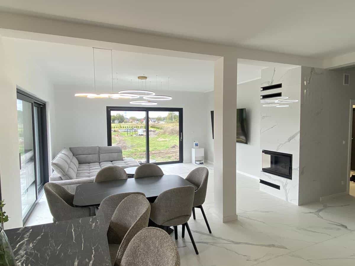 Korytarz z jasna posadzka i wbudowana szafa