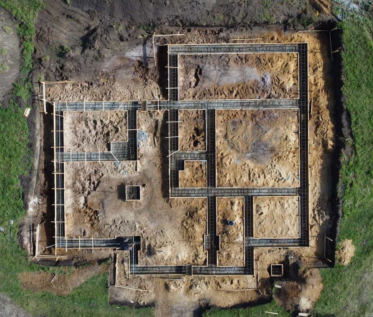 Salon z narożną kanapą i panoramicznymi oknami