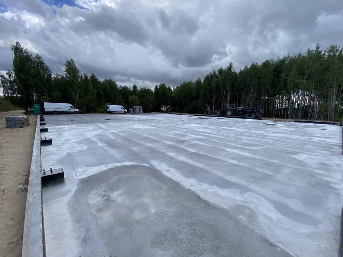 Gotowa płyta fundamentowa hali stalowej z widocznymi podwalinami żelbetowymi