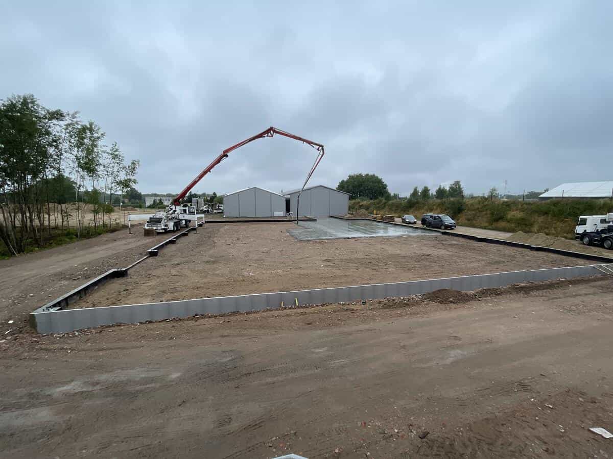 Widok ogólny placu budowy — fundamenty gotowe do montażu konstrukcji stalowej