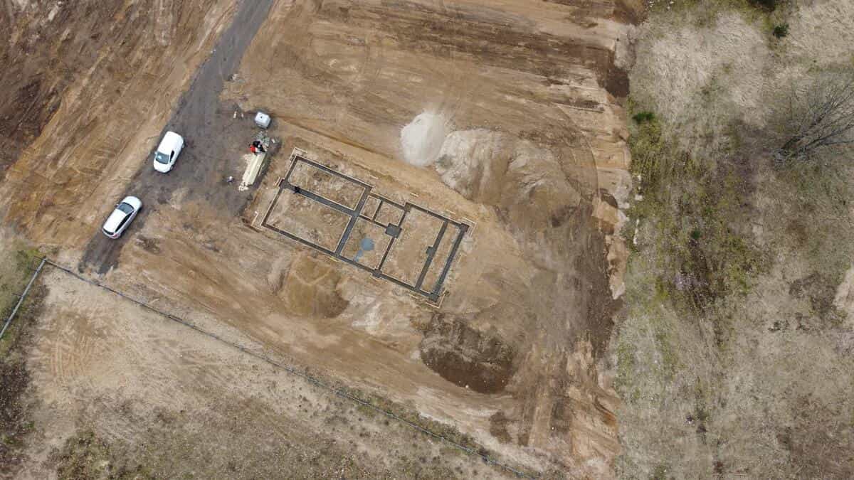 Widok z drona na fundamenty budynku w miejscowości Dziki