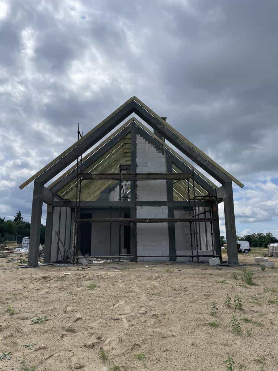 Konstrukcja żelbetowa dachu z masywnym szczytem i rusztowaniami