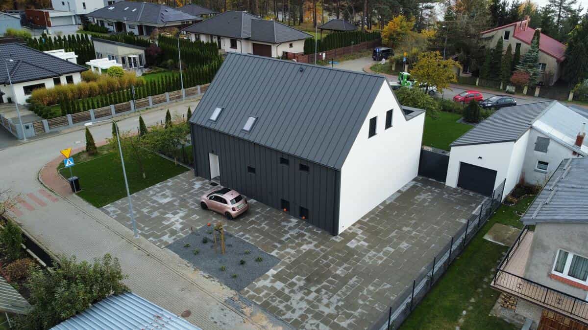 Widok boczny budynku z detalami elewacji