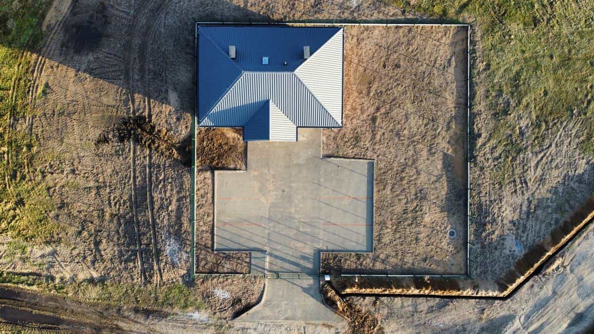 Widok z drona na ukończony budynek kancelarii z dachem wielospadowym