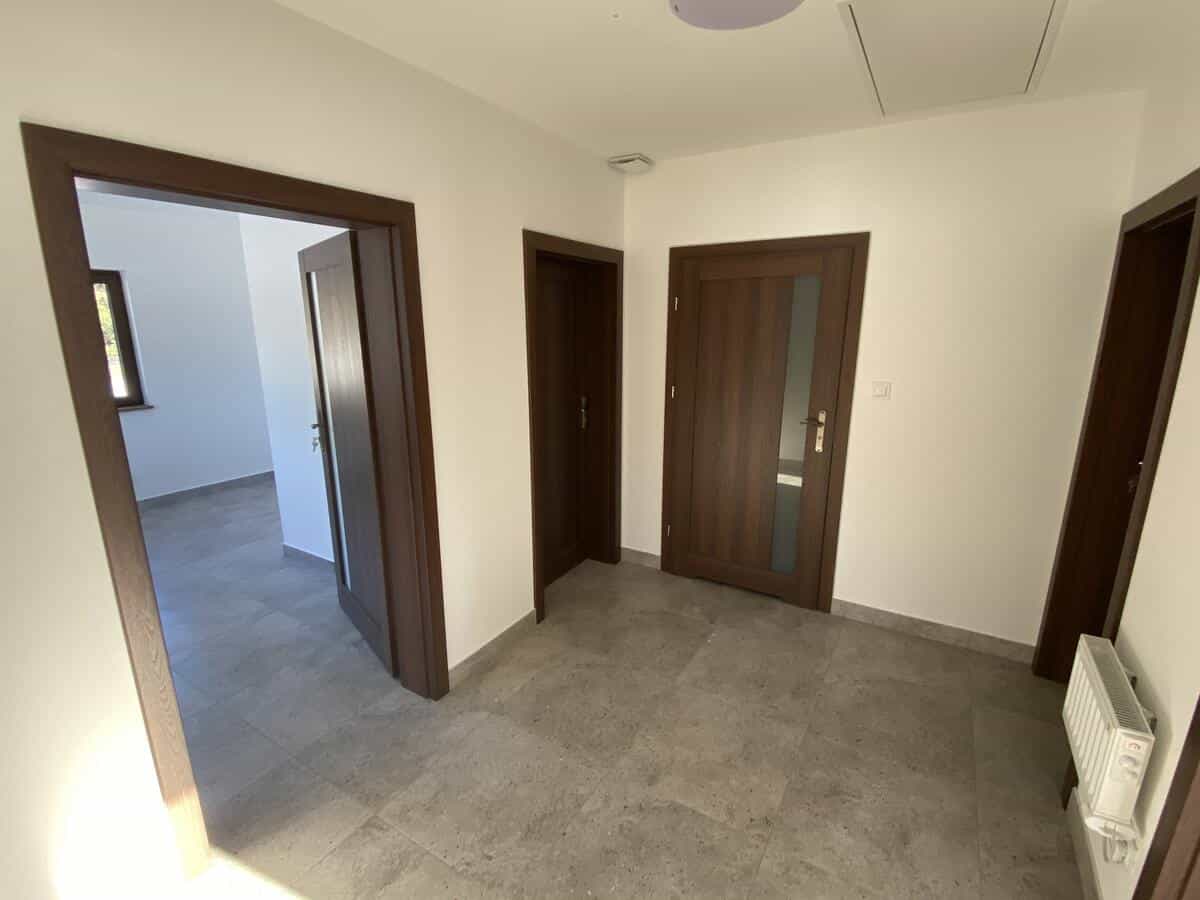 Elewacja boczna kancelarii z parkingiem i dojazdem