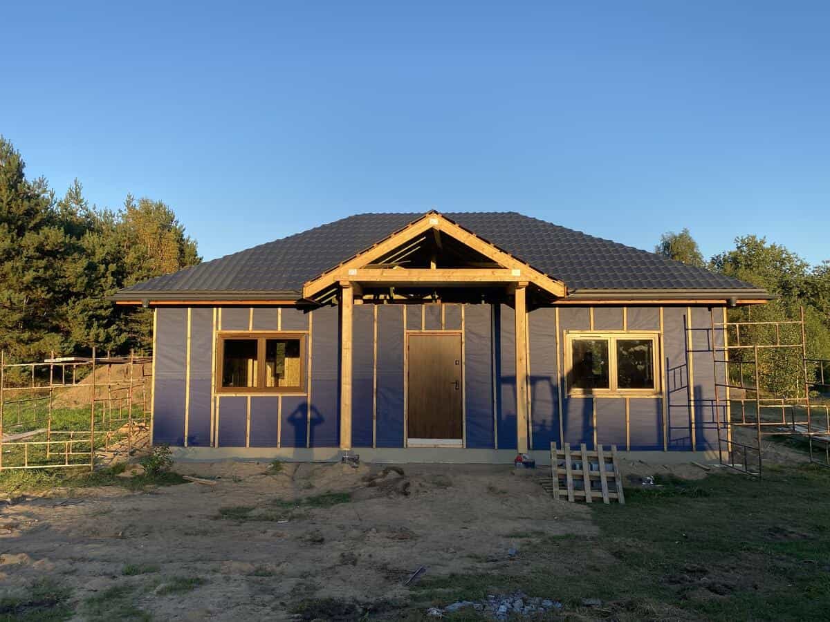 Kancelaria leśnictw Spore — widok frontalny z dachem i membraną