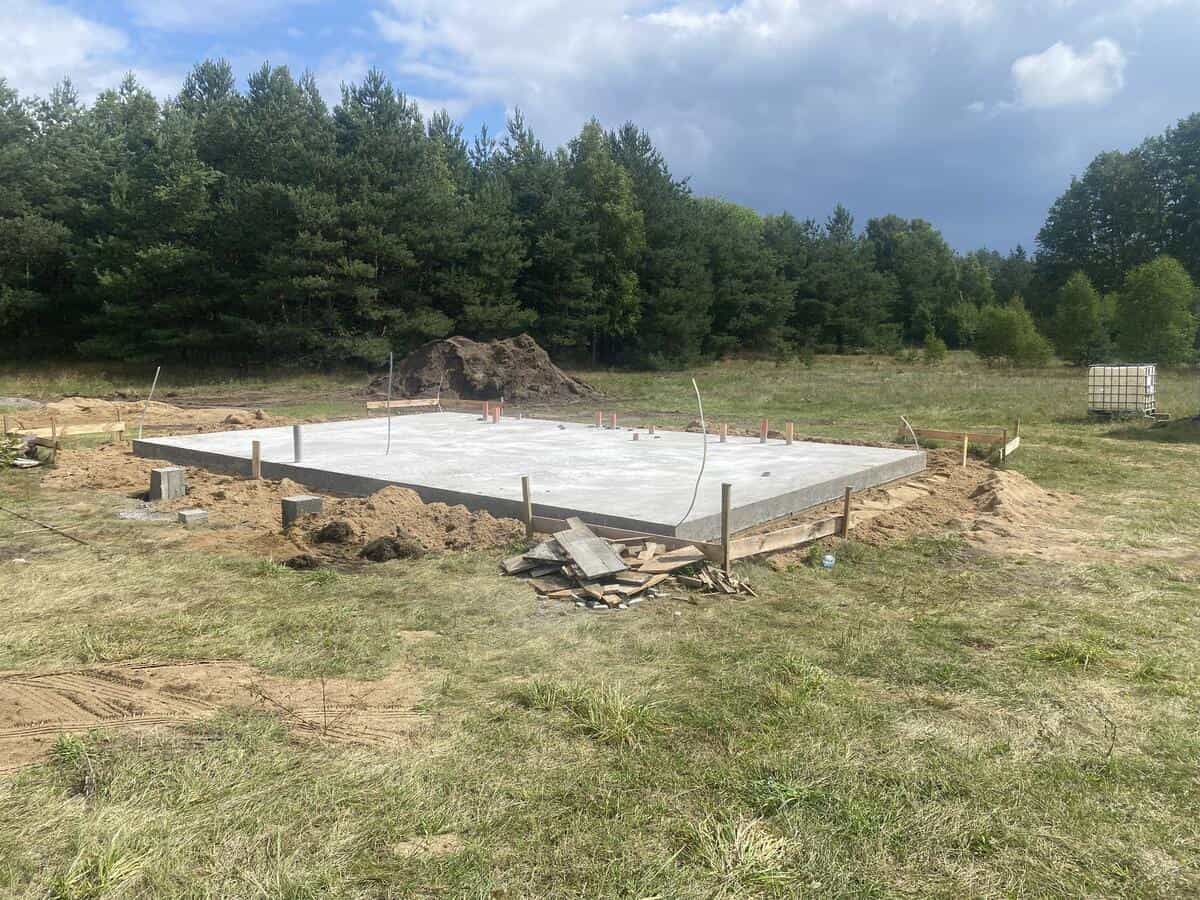 Kancelaria Spore — ciemna dachówka i drewniana konstrukcja