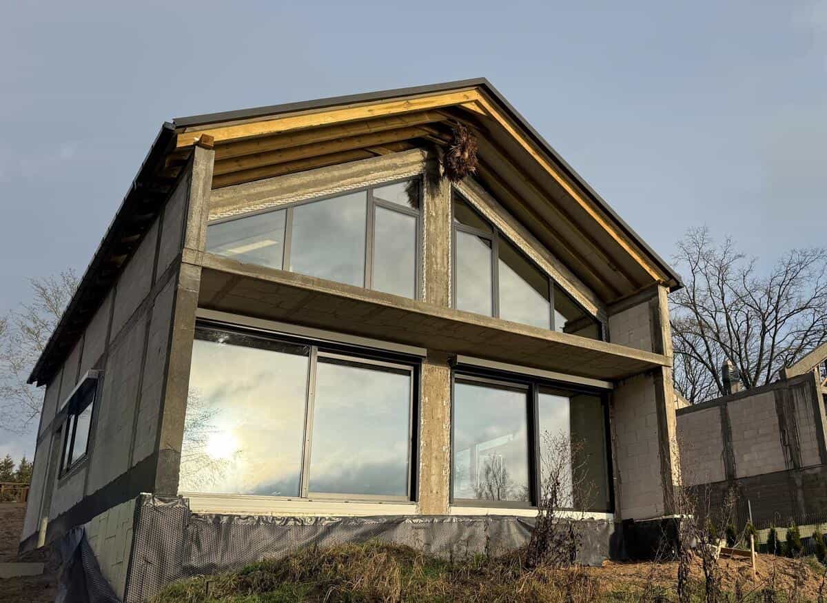 Budynek w Silnowie — nowoczesna fasada z ogromnymi przeszkleniami na skarpie