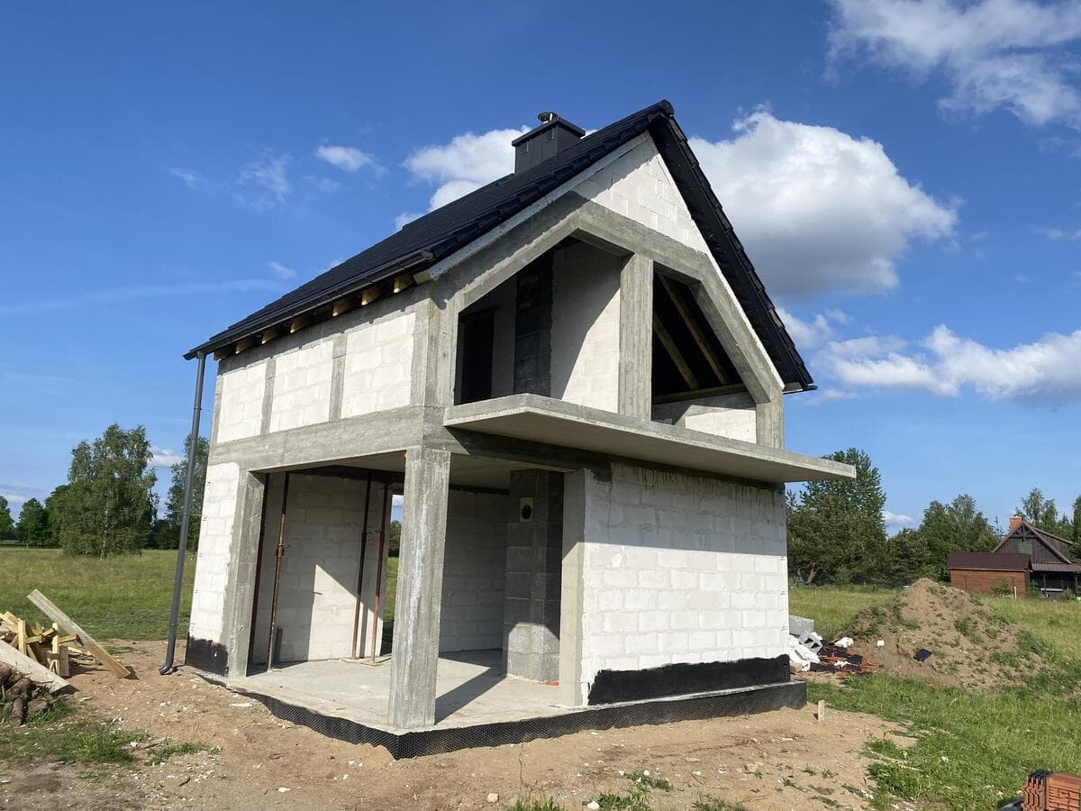 Budynek w Dołgiem — konstrukcja dachowa z więźbą drewnianą